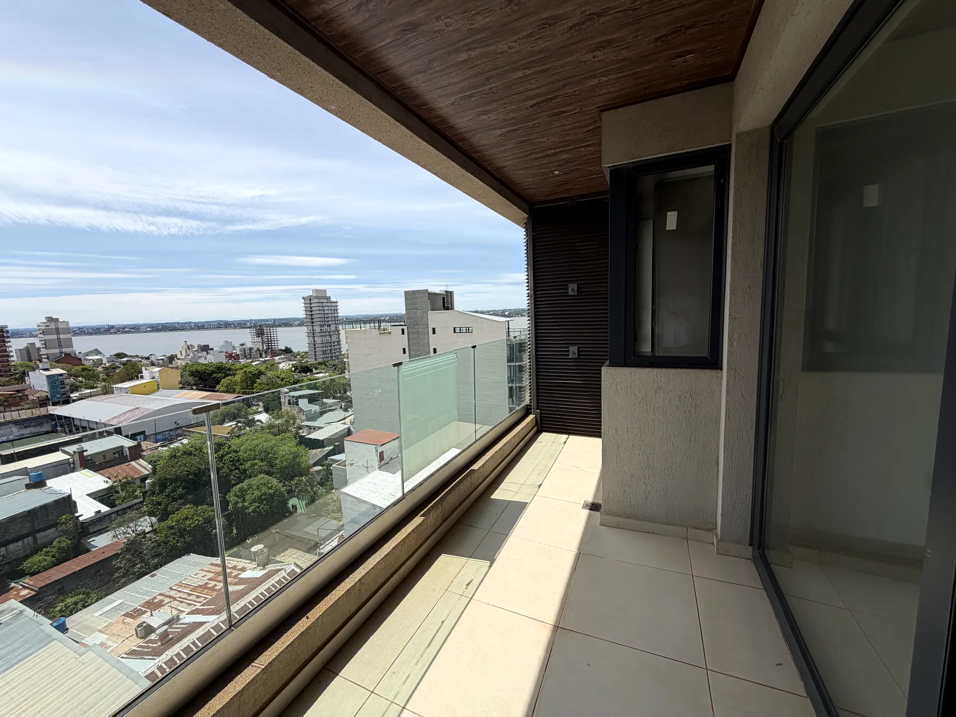Vista a la ciudad y al río desde el balcón de un departamento del Edificio Domini I